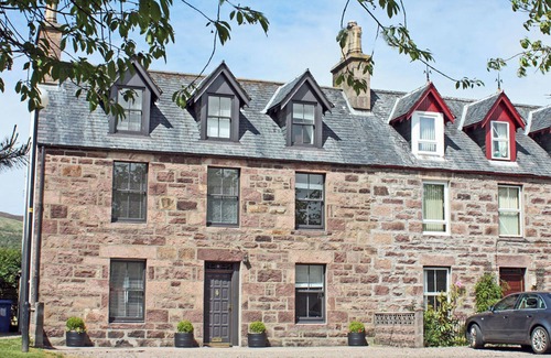 Ullapool House | Kildonan House village centre sleep 8 with hot tub