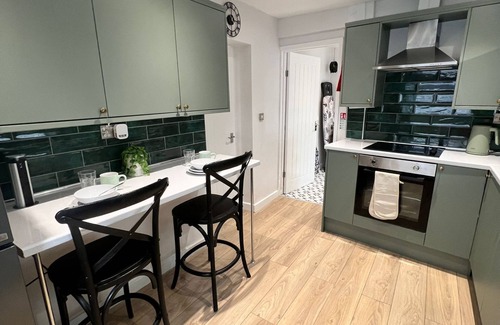 Treharris House | KILEX House | Monthly stays | Stylish 3 dbl bed | Bike Park Wales | Rock Summit