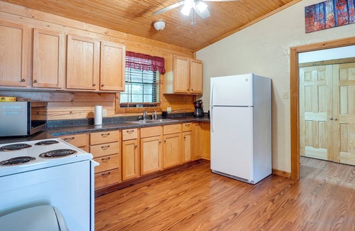 Kilgore Cabin | Kilgore Gem: Pet-Friendly Cabin w/Duck Pond!