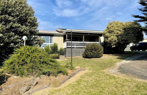 Kilcunda House | Killarney Spa Coastal Country Retreat Pet Friendly Fireplace 10 minutes to Phillip Island