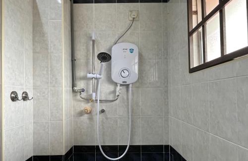 Ayer Molek House | Kim Granny House 4BR 11Pax Duyong 5 Mins to Town