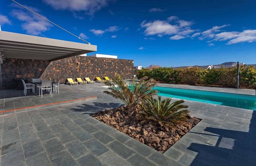 Lajares Villa | Kinegua M3 + M1. Design house 4 rooms 8 people. .WIFI. Heated pool
