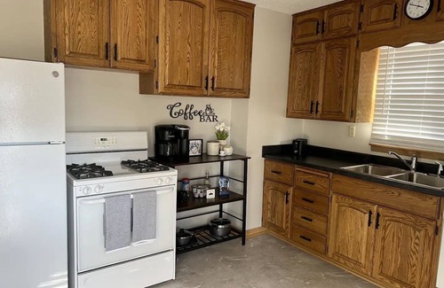 Lovington House | King & 2 Queen Beds, Centrally Located 15 Minutes from Anywhere in Des Moinesn