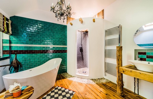 St Austell Bed & Breakfast | King-Apartment-Ensuite-The Hiding Places -Cranny