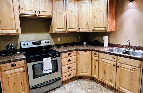 Hooper House | KING bed, 2-bedroom, full kitchen, pickleball, park. Private, spacious basement.