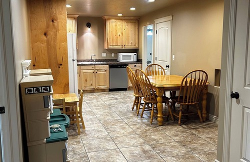 Hooper House | KING bed, 2-bedroom, full kitchen, pickleball, park. Private, spacious basement.