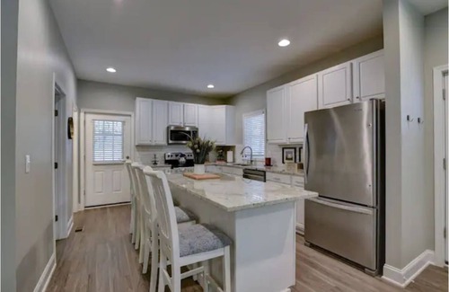 Leesburg House | King Bed 3 Bedroom New Farmhouse