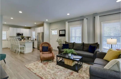 Leesburg House | King Bed 3 Bedroom New Farmhouse