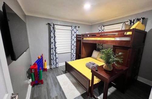 Miami Gardens House | King Bed, 3 miles to Stadium