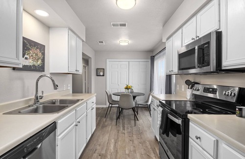 University Park House | King Bed, 50” SmartTV, Coffee & Tea Bar