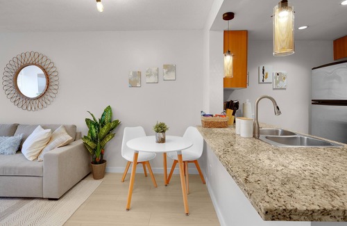 Crosstown Apartment | King Bed Apartment w/Pool, Sauna, Gym, & Free Parking ❤ The Urban Oasis