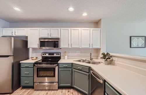 Charlotte House | King Bed-Clean & Cozy Townhome in University Area