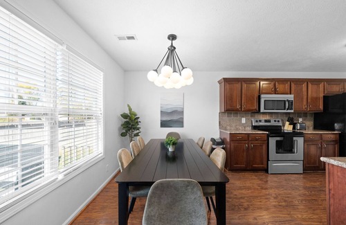Clarksville House | King bed * Close to I-24 * 10 miles to Ft Campbell