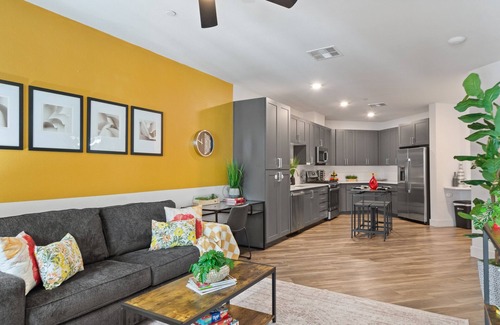 North Scottsdale Condo | King Bed⁂Courtyard View※Pool》Games ⁐Swim※ Parking!