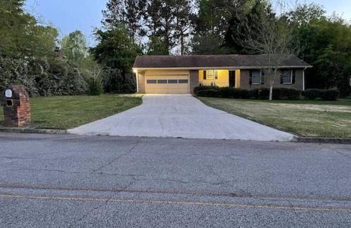 Griffin House | King Bed Cozy 3BR/2BA Home in Griffin GA