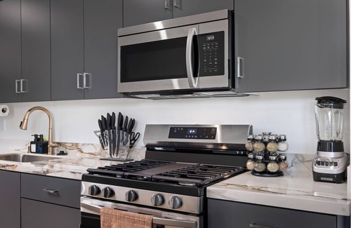 Roseville - Fleet Ridge Apartment | King Bed, EV Charger, Pet-Friendly, Balcony Near Airport & Beaches