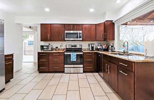 Plano House | King Bed, Family Friendly, Nice Backyard, Foosball, Games, Cornhole, Grill