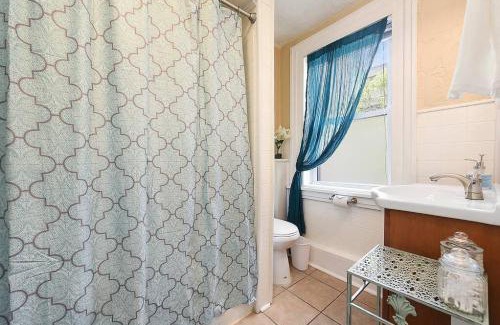 East Allegheny House | King Bed, Free Off Street Parking, Close to AGH