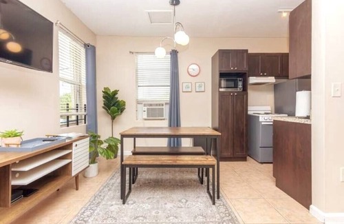 Little Haiti Apartment | King bed Free Parking & Wi-fi near Wynwood!