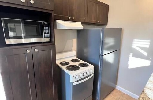 Little Haiti Apartment | King bed Free Parking & Wi-fi near Wynwood!