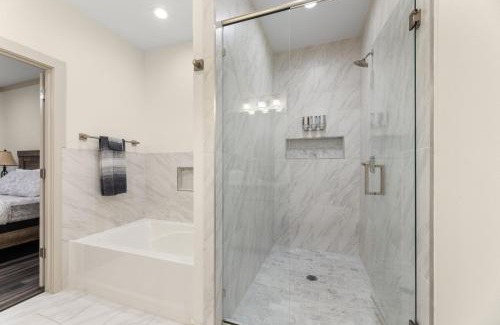 West Dallas House | King Bed, Hot Tub, BBQ, Large Yard & Garage!