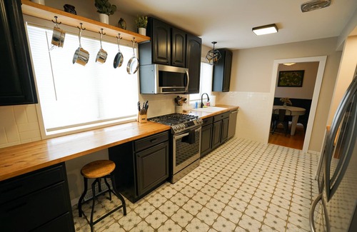 Homerville House | King bed, Hot Tub, Family Friendly