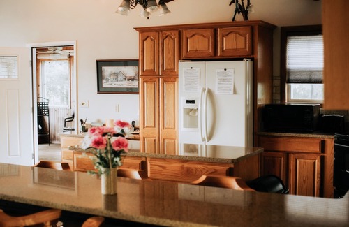 Byrdstown House | King bed, hot tub & jacuzzi with no hidden fees!