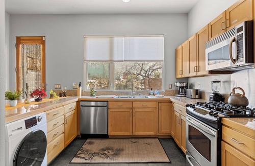 Spruce Park House | "king Bed Little Tokyo Exotic Historic Spruce Park"