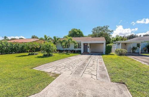Country Club Park House | King Bed, Long-Term - Tropical Oasis!