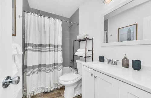 Country Club Park House | King Bed, Long-Term - Tropical Oasis!