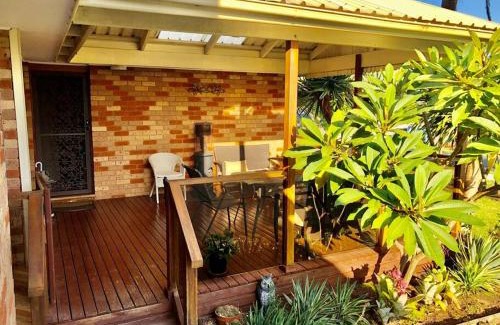 Narellan House | King Bed, POOL, Family fun, Deck, Rustic