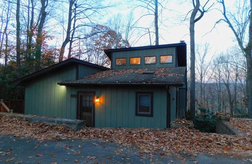 Mill Ridge Ski Chalet | King Bed, Putt-Putt w/Hot Tub, & Other Games