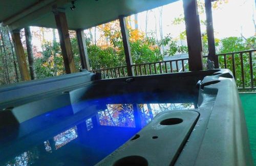Mill Ridge Ski Chalet | King Bed, Putt-Putt w/Hot Tub, & Other Games