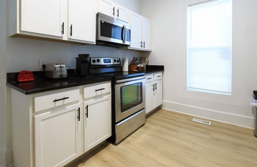 Near Eastside House | King Bed, Quiet & Safe, Huge Backyard, Close to Downtown