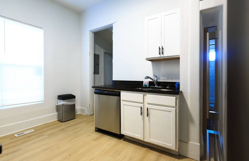 Near Eastside House | King Bed, Quiet & Safe, Huge Backyard, Close to Downtown