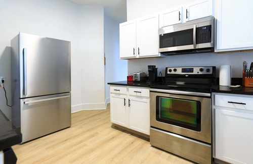 Near Eastside House | King Bed, Quiet & Safe, Huge Backyard, Close to Downtown