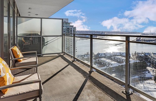 Downtown New Westminster Apartment | King bed River views skytrain in building