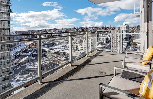 Downtown New Westminster Apartment | King bed River views skytrain in building
