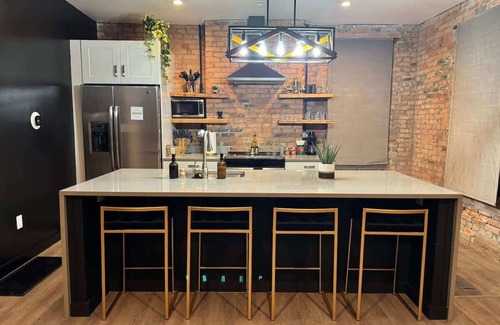Italian Village House | King Bed – Short North – Parking Free – Convention