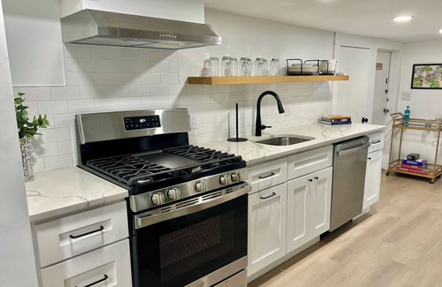 The Heights Apartment | King bed, W/D, Patio, Self Check in, Steps to NYC, Brand New!