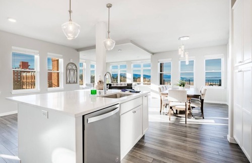 Fairhaven Condo | King bed, water and city view, gourmet kitchen, Jewel of Fairhaven FT505