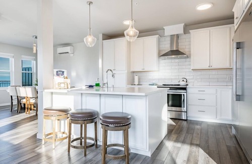 Fairhaven Condo | King bed, water and city view, gourmet kitchen, Jewel of Fairhaven FT505