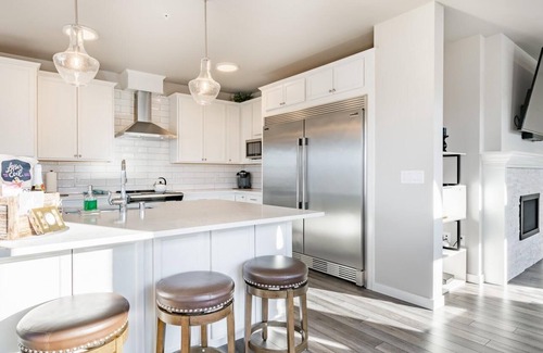 Fairhaven Condo | King bed, water and city view, gourmet kitchen, Jewel of Fairhaven FT505