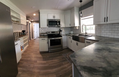 Jeffersonville - Clarksville House | King Bedroom, Outdoor Cabana w/Bed Swing, Quiet House Minutes to D/T Louisville