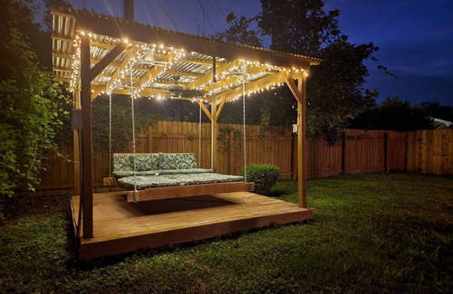 Jeffersonville - Clarksville House | King Bedroom, Outdoor Cabana w/Bed Swing, Quiet House Minutes to D/T Louisville
