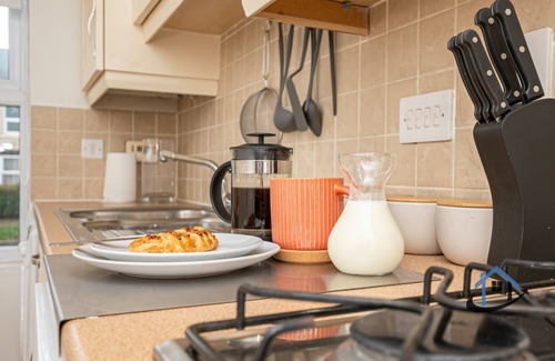 Thrapston House | King beds, parking, workspace, wi-fi, corporates, pets