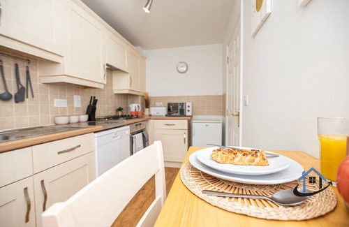 Thrapston House | King beds, parking, workspace, wi-fi, corporates, pets