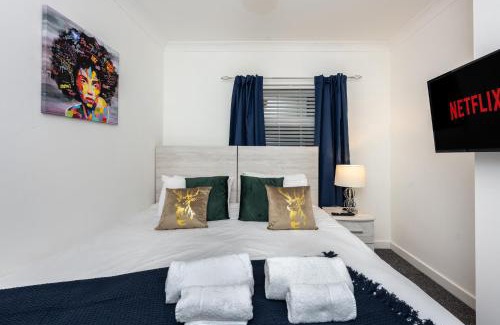 Margam Apartment | King Beds, Street Parking, Smart Tv's every room!