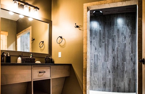 Maple Hill Hotel | King Cabin Room Buffalo