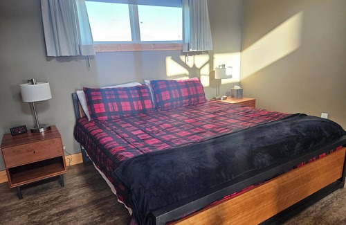 Maple Hill Hotel | King Cabin Room Buffalo